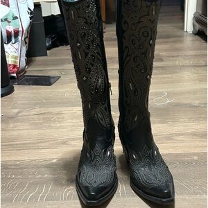 Corral Boots size 7 medium. Worn two times comfortable great detail.